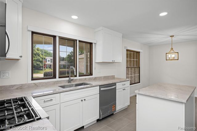 28977 Lake Park Dr. Drive, Farmington, MI 48331