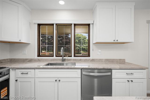 28977 Lake Park Dr. Drive, Farmington, MI 48331