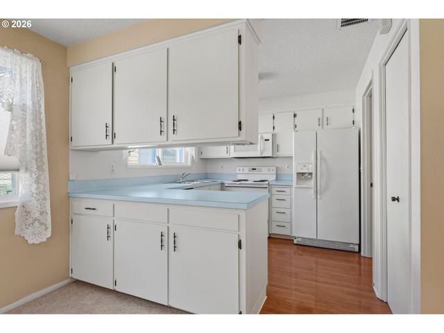 401 S CASCADE Dr, Woodburn, OR 97071