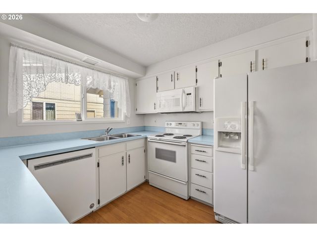 401 S CASCADE Dr, Woodburn, OR 97071