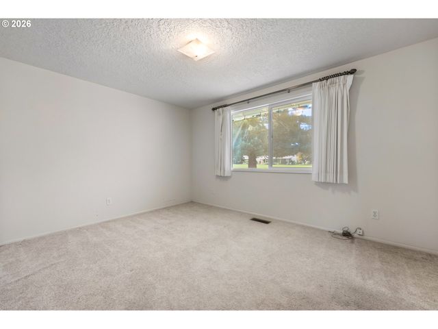 401 S CASCADE Dr, Woodburn, OR 97071