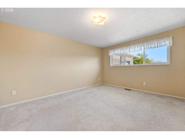 401 S CASCADE Dr, Woodburn, OR 97071