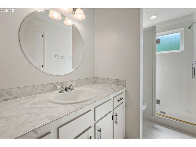 401 S CASCADE Dr, Woodburn, OR 97071