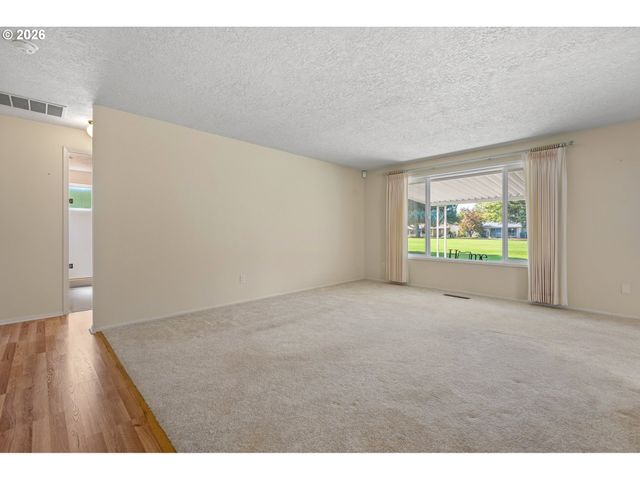 401 S CASCADE Dr, Woodburn, OR 97071