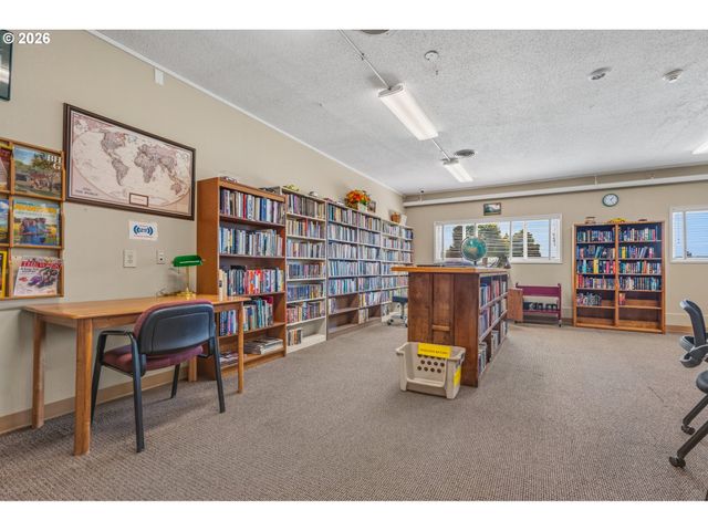 401 S CASCADE Dr, Woodburn, OR 97071