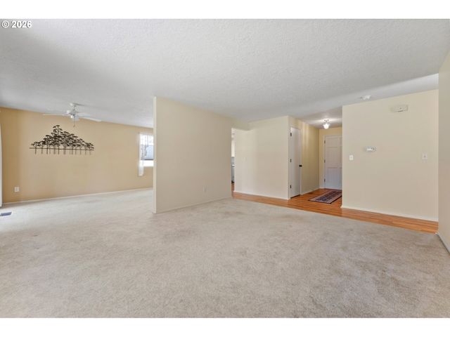 401 S CASCADE Dr, Woodburn, OR 97071