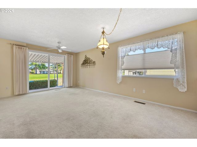 401 S CASCADE Dr, Woodburn, OR 97071