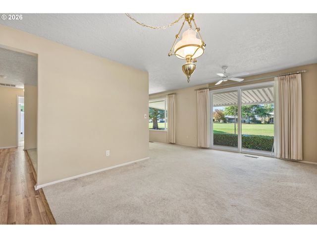 401 S CASCADE Dr, Woodburn, OR 97071