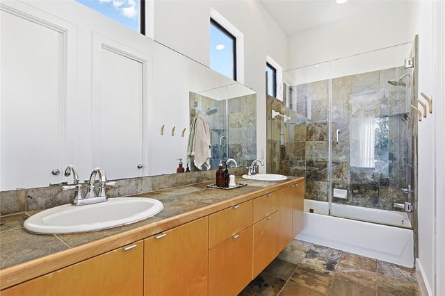 1105 W 21st Street A, Houston, TX 77008