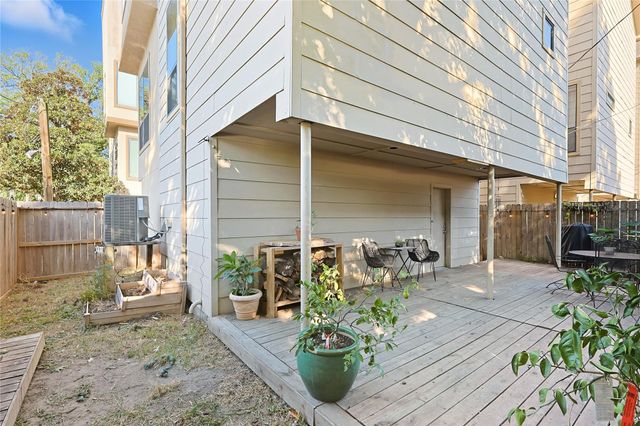 1105 W 21st Street A, Houston, TX 77008