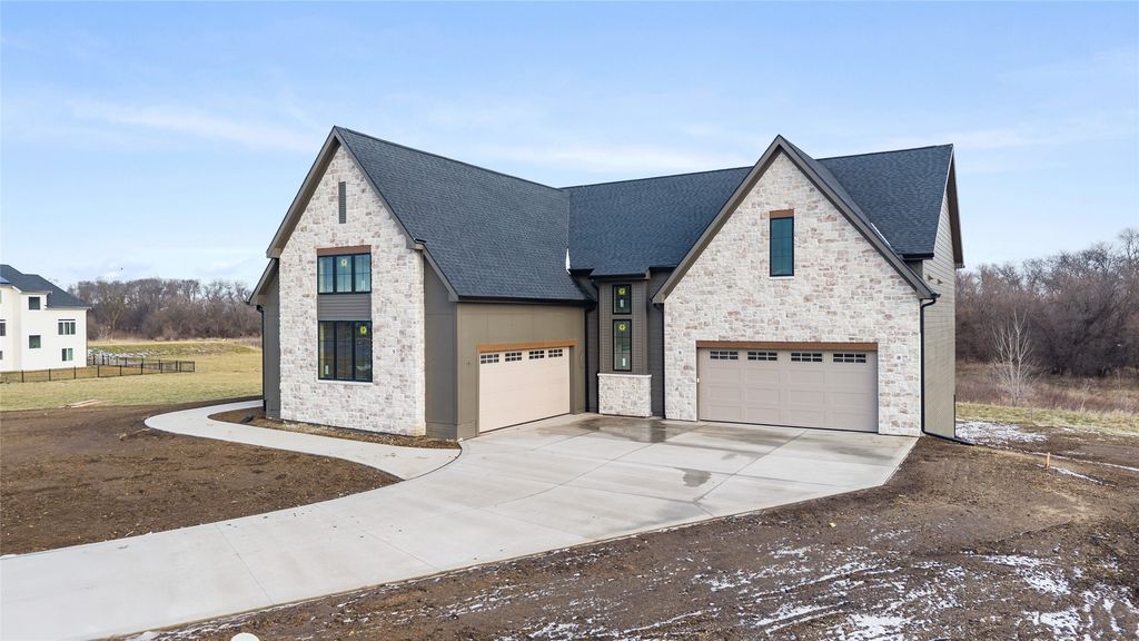 16205 Ironwood Lane, Urbandale, IA 50323