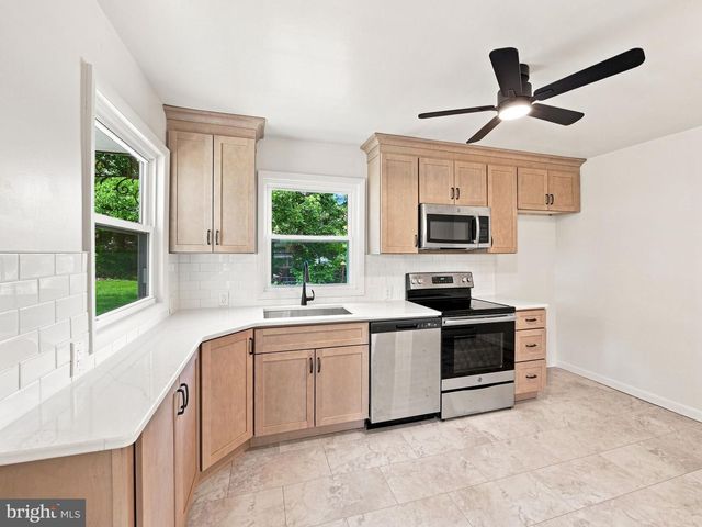 135 PIKELAND AVE, Spring City, PA 19475