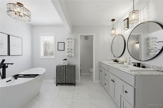 8137 Oak Leaf Lane, Clarence, NY 14221