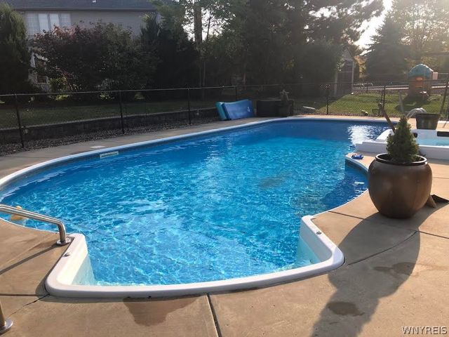 8137 Oak Leaf Lane, Clarence, NY 14221