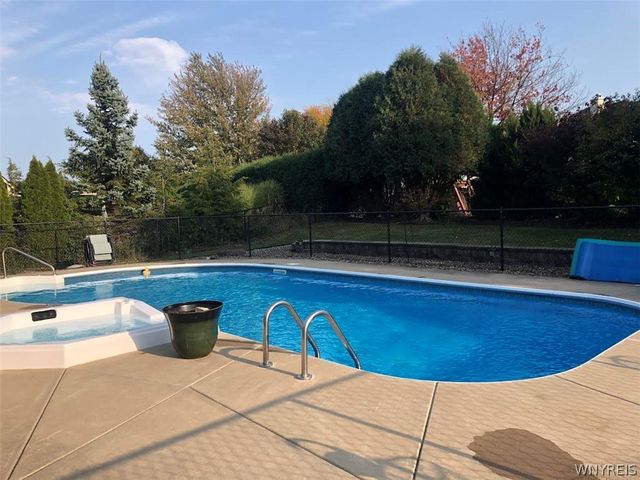 8137 Oak Leaf Lane, Clarence, NY 14221