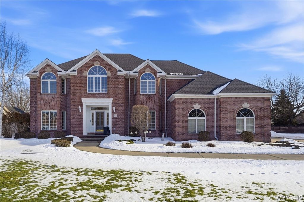 8137 Oak Leaf Lane, Clarence, NY 14221