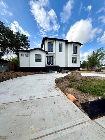 5009 Holt Street, Bellaire, TX 77401