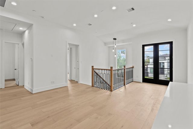 5009 Holt Street, Bellaire, TX 77401