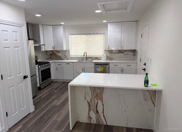 10100 W 9 Mile Street, Oak Park, MI 48237