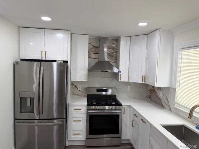10100 W 9 Mile Street, Oak Park, MI 48237
