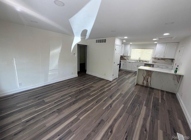 10100 W 9 Mile Street, Oak Park, MI 48237