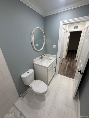 10100 W 9 Mile Street, Oak Park, MI 48237