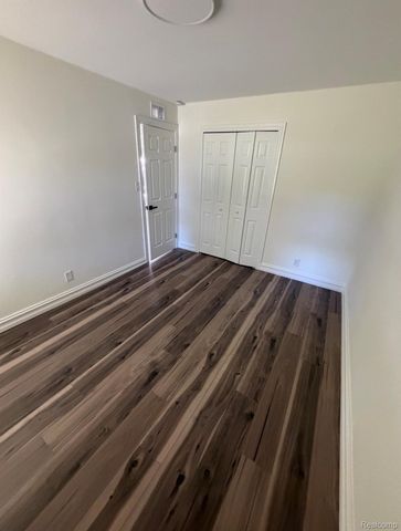 10100 W 9 Mile Street, Oak Park, MI 48237