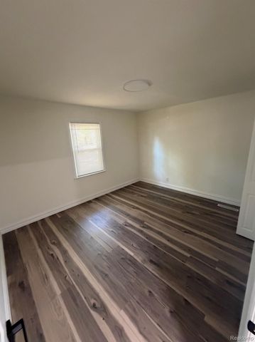 10100 W 9 Mile Street, Oak Park, MI 48237