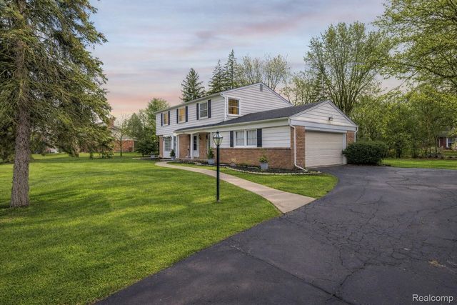 5738 Pebbleshire Road, Bloomfield Hills, MI 48301
