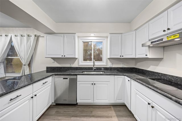 5738 Pebbleshire Road, Bloomfield Hills, MI 48301