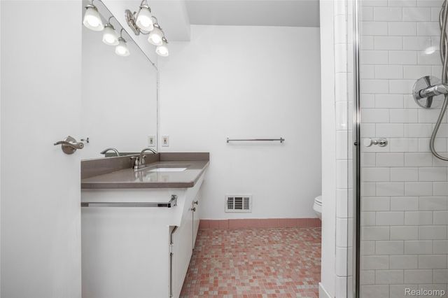 5738 Pebbleshire Road, Bloomfield Hills, MI 48301