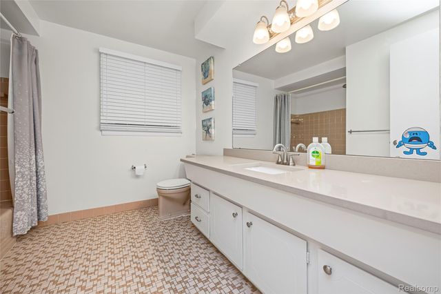 5738 Pebbleshire Road, Bloomfield Hills, MI 48301