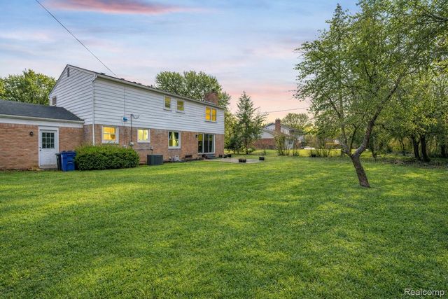 5738 Pebbleshire Road, Bloomfield Hills, MI 48301