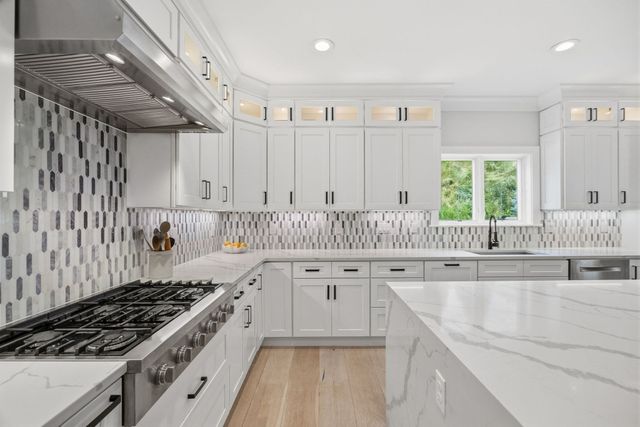 1 Lincoln Ct, Medfield, MA 02052