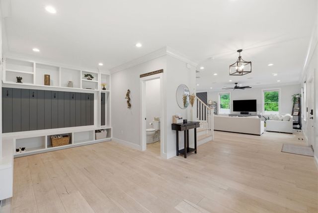1 Lincoln Ct, Medfield, MA 02052