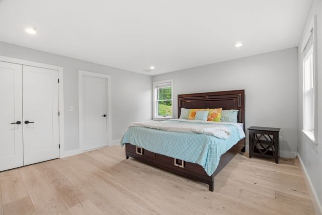 1 Lincoln Ct, Medfield, MA 02052
