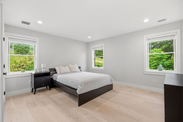 1 Lincoln Ct, Medfield, MA 02052