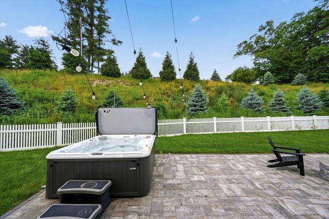 1 Lincoln Ct, Medfield, MA 02052