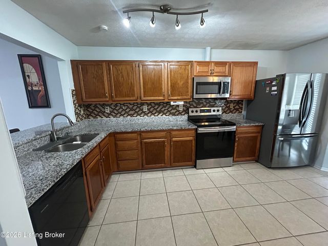 6109 Yellowsands Dr, Louisville, KY 40219