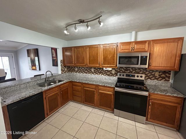 6109 Yellowsands Dr, Louisville, KY 40219