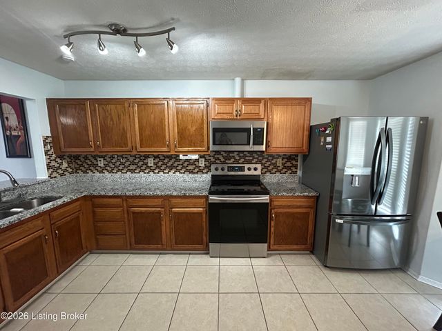 6109 Yellowsands Dr, Louisville, KY 40219