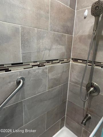 6109 Yellowsands Dr, Louisville, KY 40219