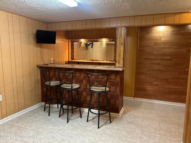 6109 Yellowsands Dr, Louisville, KY 40219