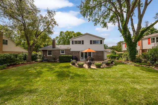 601 Menominee Lane, Naperville, IL 60563