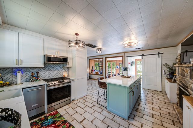402 Aqua Way, Lake Bridgeport, TX 76426
