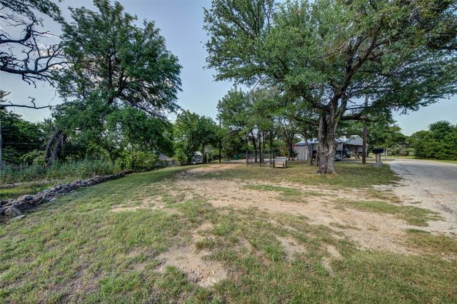 402 Aqua Way, Lake Bridgeport, TX 76426