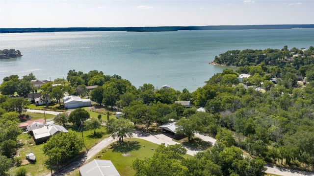 402 Aqua Way, Lake Bridgeport, TX 76426