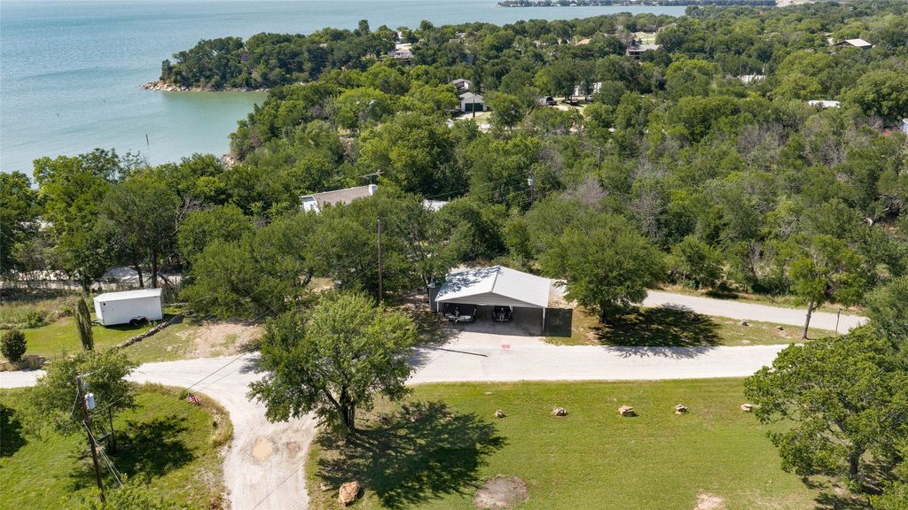 402 Aqua Way, Lake Bridgeport, TX 76426