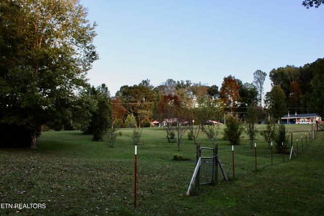 586 Back Valley Rd, Speedwell, TN 37870