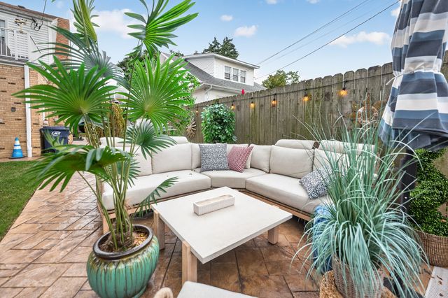1337 Henry Street CH, Des Plaines, IL 60016